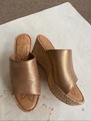 EUC Born Leather Wedge Sandals Gold Size 7 thumbnail 8