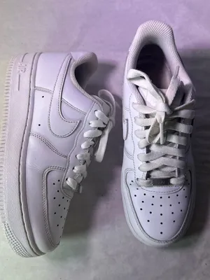 Nike White Low-Top Leather Sneakers thumbnail 4