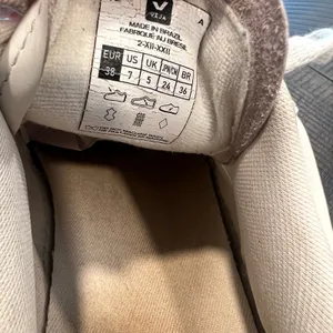 Veja V-12 Leather Sneakers in Extra-White/Sable 7 women thumbnail 11