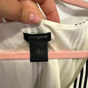 Ann Taylor Black White Striped V-Neck Sleeveless Blouse Layered Hem Top S thumbnail 4