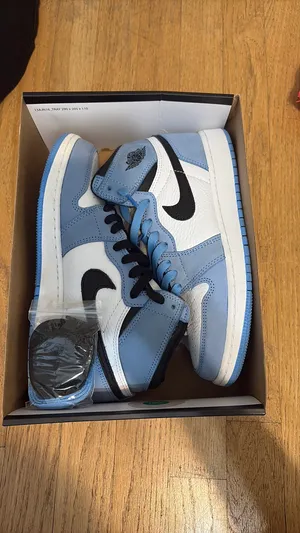 Air Jordan 1 Retro High OG University Blue thumbnail 7