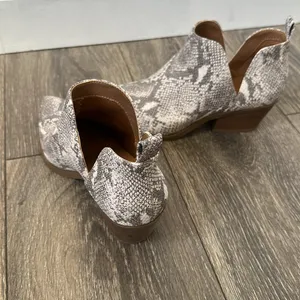 Universal Threads Ankle Height Grey Snakeskin Booties • Size 7 thumbnail 3