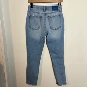 ABERCROMBIE- High Rise Mom Jean Distressed Denim Stretch Denim All Day Comfort thumbnail 4