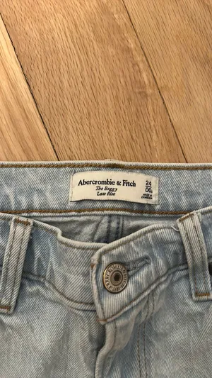 Abercrombie Low-Rise Jeans Baggy thumbnail 2