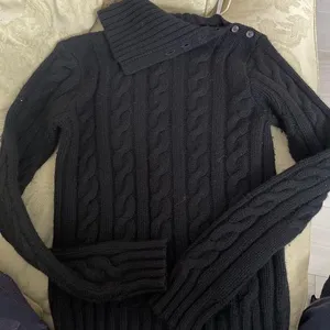Beautiful Ralph Lauren cashmere and wool cable sweater with buttons at the neck thumbnail 1