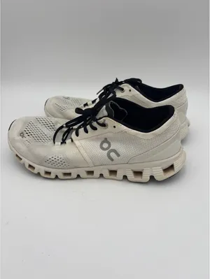 On Cloud Woman’s Size 8.5 Running Shoes - Excellent Condition-Running Or Casual thumbnail 3