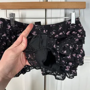 Urban Outfitters Lace Ruffle Sexy Shorts Womens Small Black Pink Floral Tiered‎ thumbnail 3