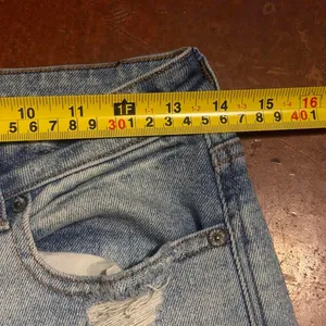 American Eagle Outfitters light wash straight-leg mom jeans. Size 2 thumbnail 6