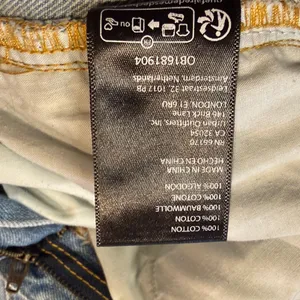 BDG Urban Outfitters- A-Line Raw Hem Light Wash Distressed Denim Shorts- Size 26 thumbnail 7