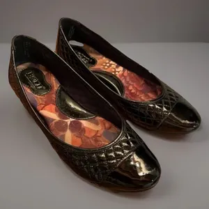 Born Riley Patent Leather Ballet Flats Womens Black Slip-On Shoes Quilted 6-1/2 thumbnail 1