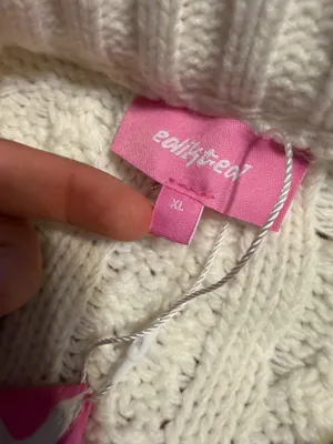 Edikted XL knitted white sweater with pink design! thumbnail 4