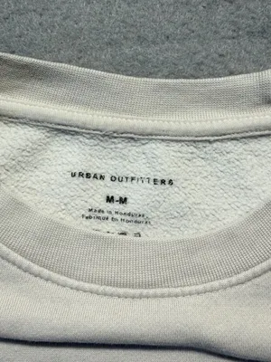 Urban Outfitters Strawberry Women’s Sweatshirt Medium Vintage Graphic Pullover thumbnail 3