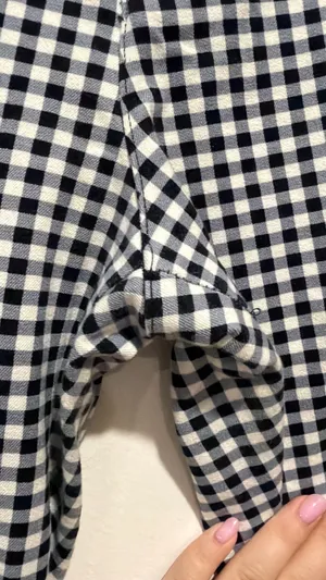 Old Navy Pixie Gingham Ankle Pants Women’s Size Petite 2 In good condition * Slim, tailored silhouette with a flattering mid-rise fit * Soft stretch cotton blend for all-day comfort * Zip fly with hook-and-bar and button closure * Belt loops * Functional front slash pockets * Faux welt back pockets * Cropped ankle length * Perfect for the office, business casual, workwear, brunch, or everyday wear * Fabric: 95% Cotton, 5% Spandex thumbnail 5