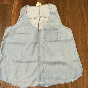 Everly Sleeveless Chambray Tank LightBlue V-Neck Pocket M Minimalist 100% Lyncel thumbnail 1