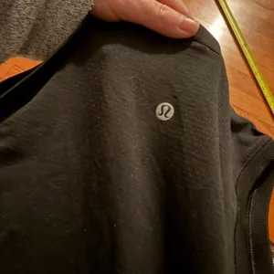 Lululemon swiftly high neck tank in black size 8 thumbnail 5