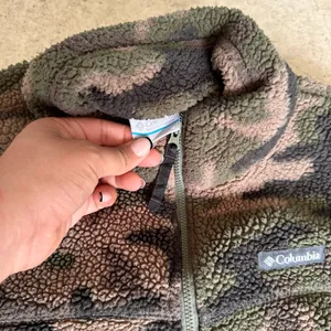 Unisex camo army print Columbia zip up sweater size medium thumbnail 4