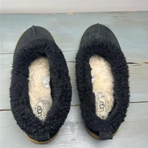 UGG Australia 1871 Black Suede Shearling Lined Slippers Womens 8 Gum Sole Shoes thumbnail 5