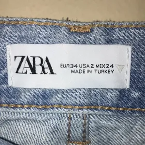 Zara Women’s Distressed Thrashed Raw Hem Light Wash Wide Leg Denim Jeans thumbnail 8