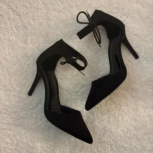 NWOT Forever 21 black ankle strap tie pointed heels. Size 8. thumbnail 2