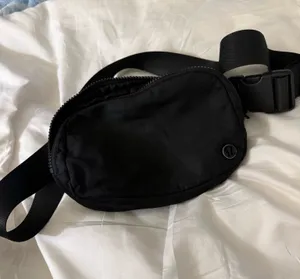 Black lululemon belt bag thumbnail 1