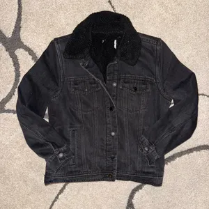 Old Navy Black Sherpa-Lined Black Denim Jacket thumbnail 3