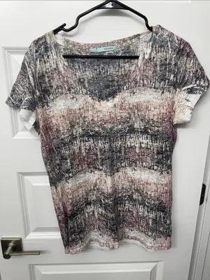 Maurices Short Sleeve V-Neck Tee in Gray, Cream & Mauve Tones thumbnail 1
