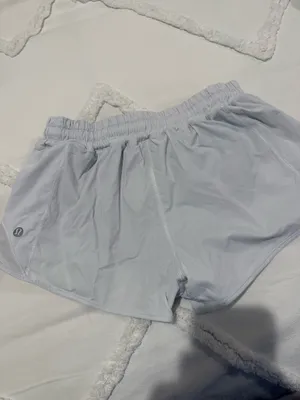 Lululemon Shorts Hotty Hot 2.5" Low-Rise thumbnail 2