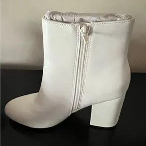 Madden Girl White Chunk Heel Round Toe Pointed Boots Size 7.5 thumbnail 8