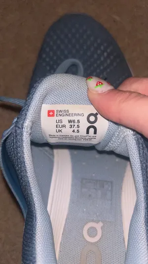 On Cloud Running Shoes thumbnail 5