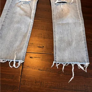 Wild Fable Medium Wash Denim Jeans with Ripped Knee Size 2 thumbnail 3