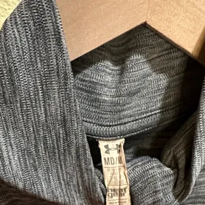 Under Armour Heat Gear Size Medium Charcoal Long Sleeve Top thumbnail 3