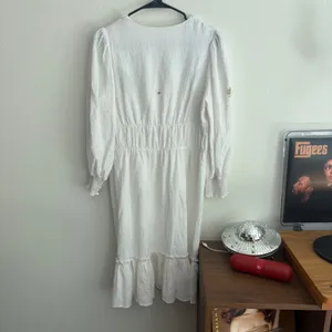 Calvin Klein White Textured V-Neck Midi Dress Smocked Waist‎ Size 6 thumbnail 7