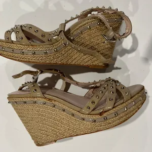 Vince Camuto Spiked, Tan, Patent Leather, Wedge Heels -‎ Size 7.5 thumbnail 8