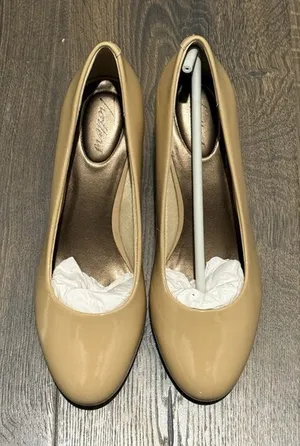 Trotters Women's Candela Dress Pump Nude Beige Patent Leather - Size 7 Wide thumbnail 1