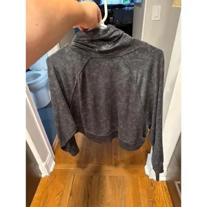 Vuori Halo Crop Funnel‎ Neck Pullover in charcoal camo women's medium nwot thumbnail 3