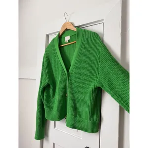 H&M Women Green Ribbed Knit V-Neck Cropped Cardigan Sweater Button Front Small thumbnail 6