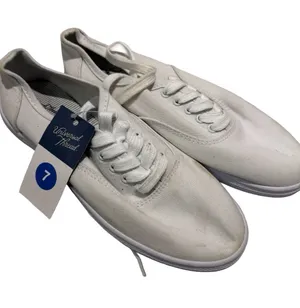Universal Threads Women’s White Canvas Low-Profile Sneakers thumbnail 1