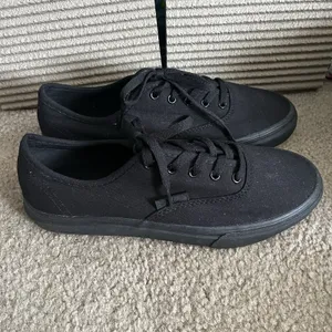 Fila Women's Canvas Sneaker Size 7 Black Classic Minimalist Walking Athleisure thumbnail 4