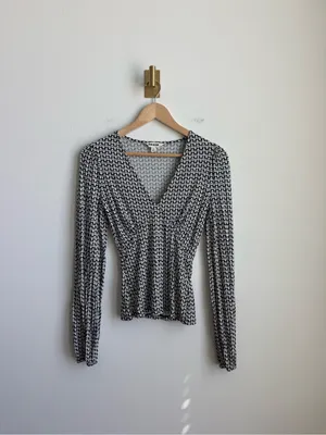 Boden Black White Geometric Floral V-Neck Blouson Sleeve Top Size 4 thumbnail 2