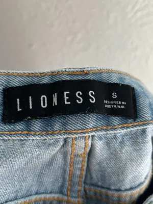 Lioness Horseshoe barrel style leg Light wash sz small thumbnail 7