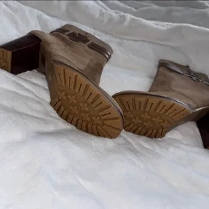 Tory Burch River Rock Suede Lug Sole Block Heel Booties Size 10 thumbnail 8