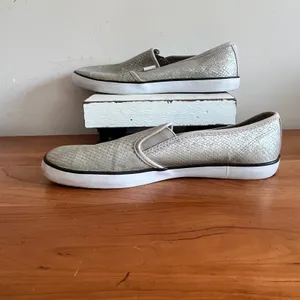 G by GUESS‎ Malden6 Womens Silver Metallic Snakeskin Slip On Sneakers Size 8.5M thumbnail 2