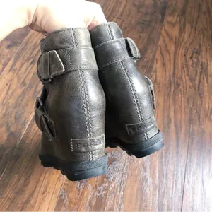 SOREL • Joan of Arctic Wedge II bootie buckle Quarry leather grey ankle short thumbnail 10