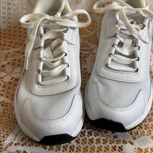Earthing white low top lace up athletic shoes sz 6.5 thumbnail 3