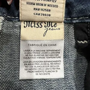 Miss Me Size 27 Boyfriend Shorts Mid Rise Cuff Stretch Rhinestone Stud Pockets thumbnail 13
