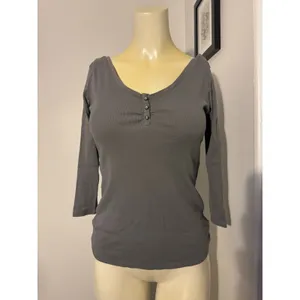 Guess size small grey long sleeve shirt v neck 3/4 sleeve 3 diamond rhinestones thumbnail 4