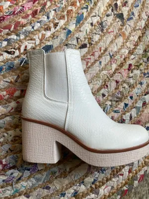 Boots White Size 8 thumbnail 2