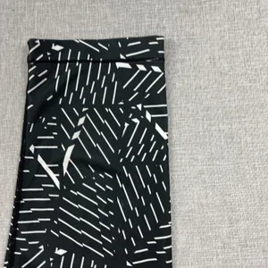 Nike‎ Pro Leggings Womens M Black Geometric Capri Compression Yoga Gym Pants thumbnail 2