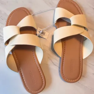 Old Navy Women’s Flat Linked Bone Color Low Heel Sandals Sz 7 NWT thumbnail 1