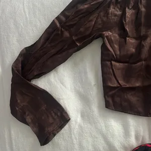 NWT Zara LS One‎ Shoulder Brown Satin Blouse Size XS thumbnail 2